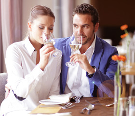 junges Paar beim Dinner 