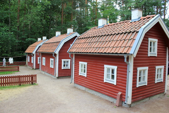 Ein Dorf aus roten Holzhäusern in Schweden