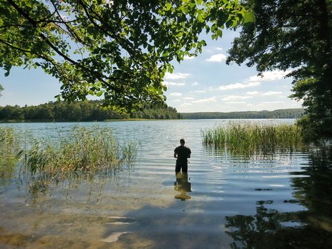 Wędkarz łowiący ryby