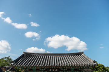Obraz premium blue sky with cloud and traditional Korean building.