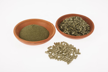 dry leaves and moringa powder capsules
