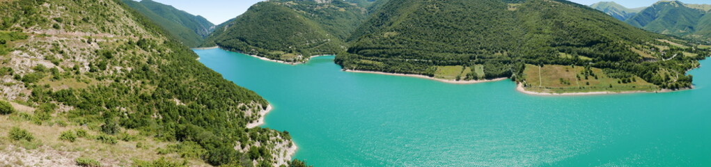 Naklejka premium Panoramica lago di fiastra