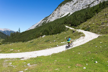 Fototapeta na wymiar Mountainbike Stempeljoch Pfeishütte