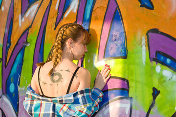 Obraz na płótnie Canvas Girl on a background of graffiti