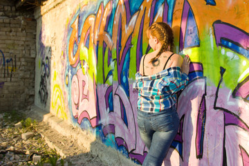 Obraz premium Girl on a background of graffiti