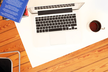 Laptop Computer auf Schreibtisch mit Kaffee
