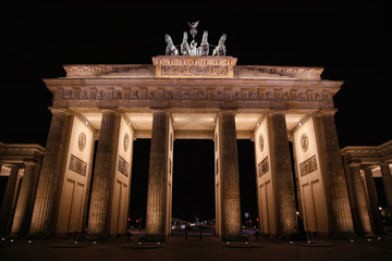 Obraz premium Brandenburg gate at night in Berlin, Germany