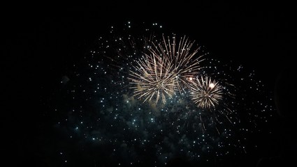 Obraz premium Feuerwerk am nächtlichen Himmel