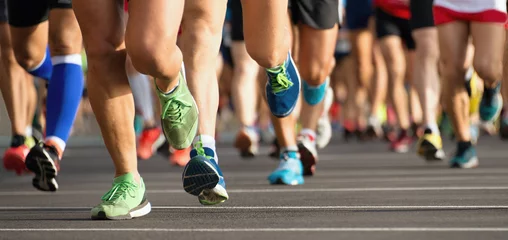 Deurstickers Joggen Marathonlooprace, mensenvoeten op stadsweg