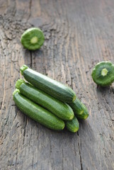 Zucchini und Patisson auf Holz