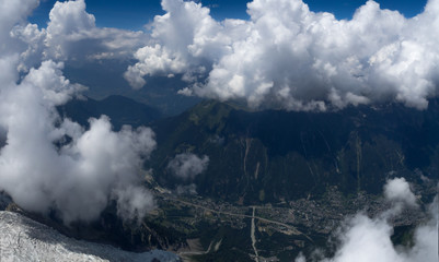 Vistas del paisaje del valle de l'Aiguille du Midi en Chamonix, Francia bajando del telesilla, con nubes blancas al fondo en verano de 2016 © acaballero67