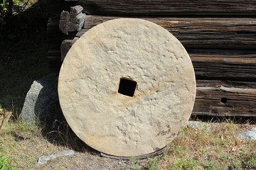 Ein historischer Mühlstein (Rad) aus Stein