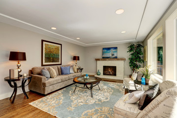 Fototapeta premium Cozy living room interior with hardwood floor and fireplace.