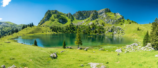 Panoramaaufnahme des Seebergsee im Berner Diemtigtal
