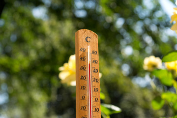 Thermometer zeigt hohe Temperatur im Sommer