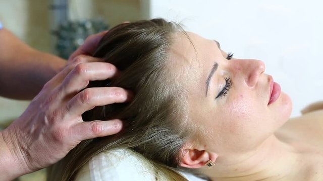 processes salon doing massage to a pregnant woman