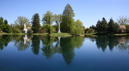 Fototapeta na wymiar Reflection And Pond