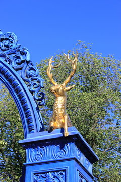 Hirsch auf dem Eingangstor zu Schloss Rosendal in Stockholm (Schweden)