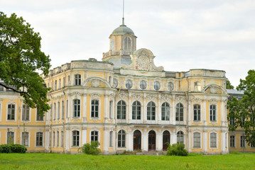 Fototapeta na wymiar Baroque palace in the estate Znamenka.