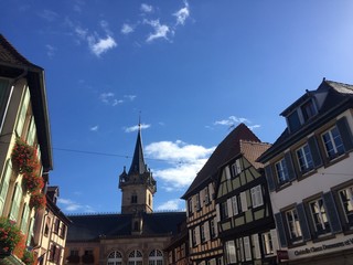 Fototapeta na wymiar Case di Obernai e un campanile, Alsazia, Francia