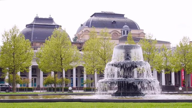 Brunnen vor Kurhaus in Wiesbaden
