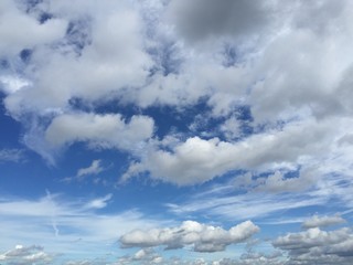 Obraz premium Blue summers day sky with white clouds 