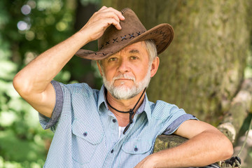 Fototapeta premium Mann mit Hut als Cowboy