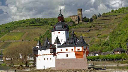 Fototapeta na wymiar Iconic Pfalzgrafenstein Castle, with Gutenfels Castle in the background, near Kaub in the famous Rhine Gorge north of Rudesheim, Germany