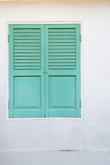 Fototapeta na wymiar Old Green wooden window