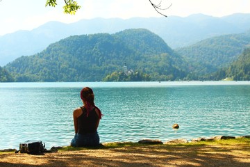 mädchen mit gitarre am see I