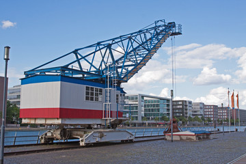 Fototapeta na wymiar alter Kran im Innenhafen
