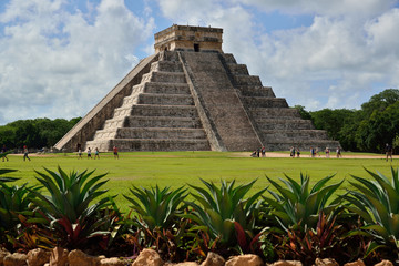 Fototapeta na wymiar Il tempio Maya dedicato a Kukulkan.