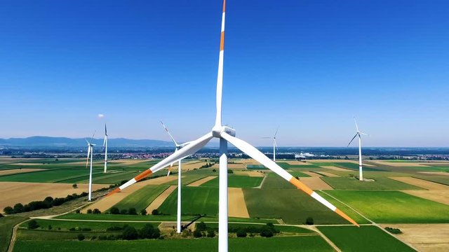Video von drehendem Windkraftrad zur Erzeugung von ökologischem strom 
