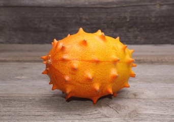 Obraz premium Tropical fruit Kiwano on wooden background