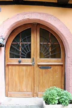 T&uuml;r in der Altstadt von Equisheim nach Sanierung