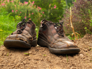 viel geliebte und genutzte Gartenschuhe nach der Arbeit