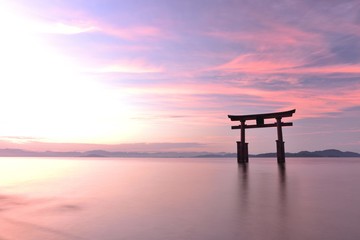 湖上の鳥居