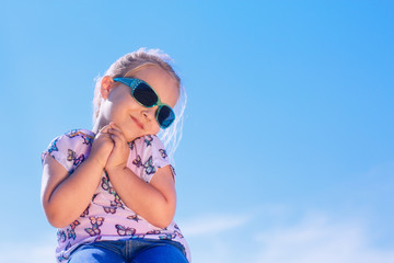 Mädchen mit Sonnenbrille