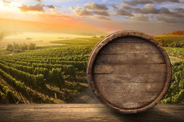 Obrazy na Plexi  Czerwone wino z beczką na winnicy w zielonej Toskanii we Włoszech