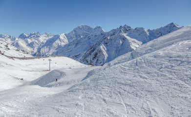 Fototapeta na wymiar Ski and snowboard track in front of high mountains