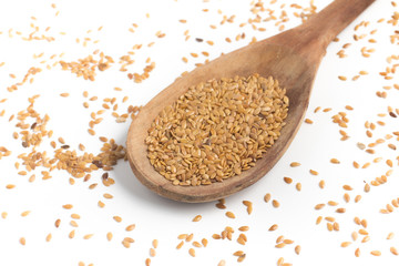 Gold linseed into a spoon