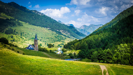 Fototapeta na wymiar Church among the mountains at Aran´s Valley