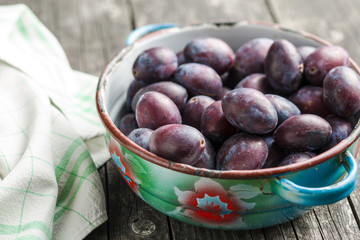 Fresh plums from garden in bowl.