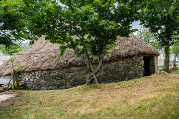 Fototapeta na wymiar Palloza, casa tradicional con techo de paja, Piornedo, Lugo (España)