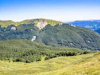 Obraz premium Along the path towards the summit of the mountain