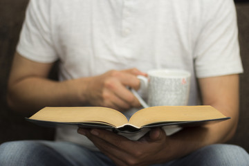 Leyendo libro y cafe