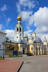 Fototapeta na wymiar The bell tower of the Vologda Kremlin and Voskresensky Cathedral