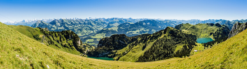 Fototapeta na wymiar Panorama; Blick über das Berner Oberland, Schweiz