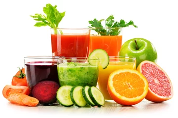Crédence de cuisine en verre imprimé Jus Verres avec des jus de fruits et de légumes biologiques frais sur blanc