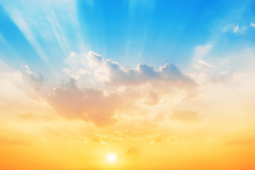 Fototapeta premium Zachód słońca na tle nieba, niebo zmieni kolory z niebieskiego na pomarańczowy.